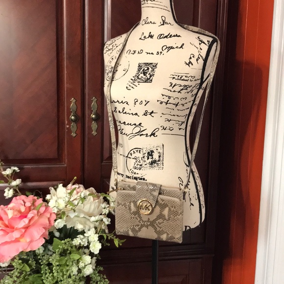 Michael Kors Handbags - Michael Kors double pocket Wristlet